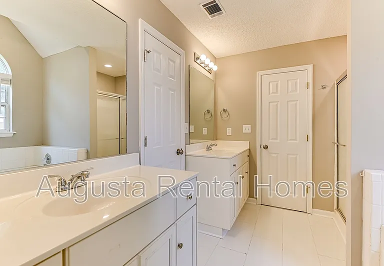 208 Stonington Dr — Photo 32