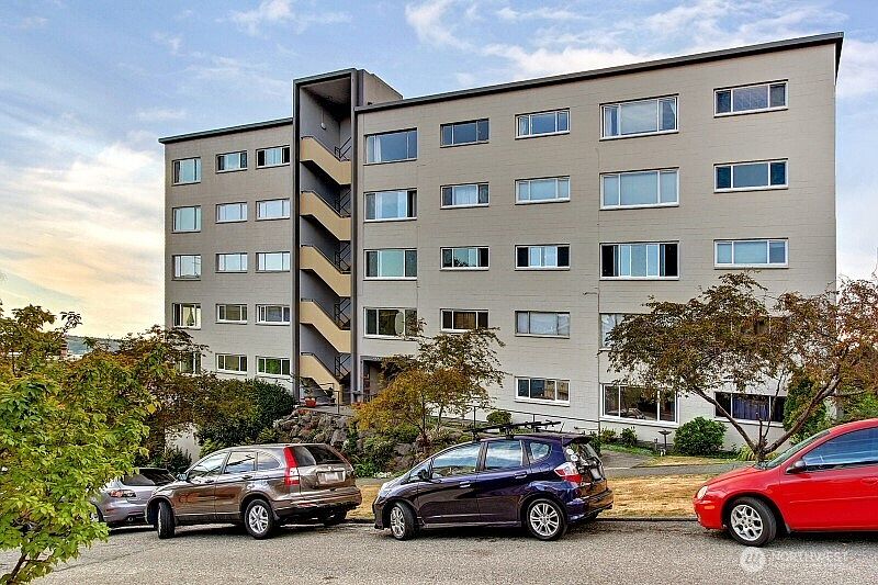 1st image of 919 2nd Avenue W #205
