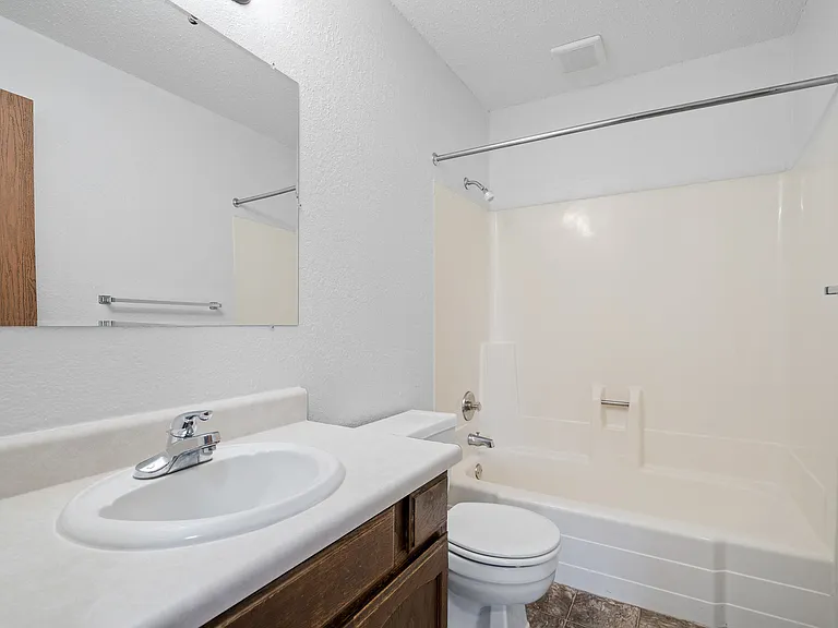 Cedar Square Apartments — Photo 11