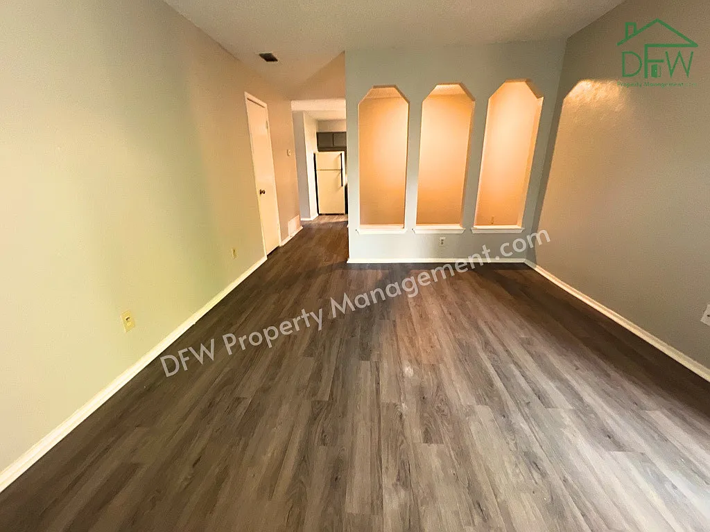 2 bed, 1.0 bath, 885 sqft, $1,050 — Photo 2