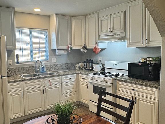 4th image of 2820 S Sandhill Rd
