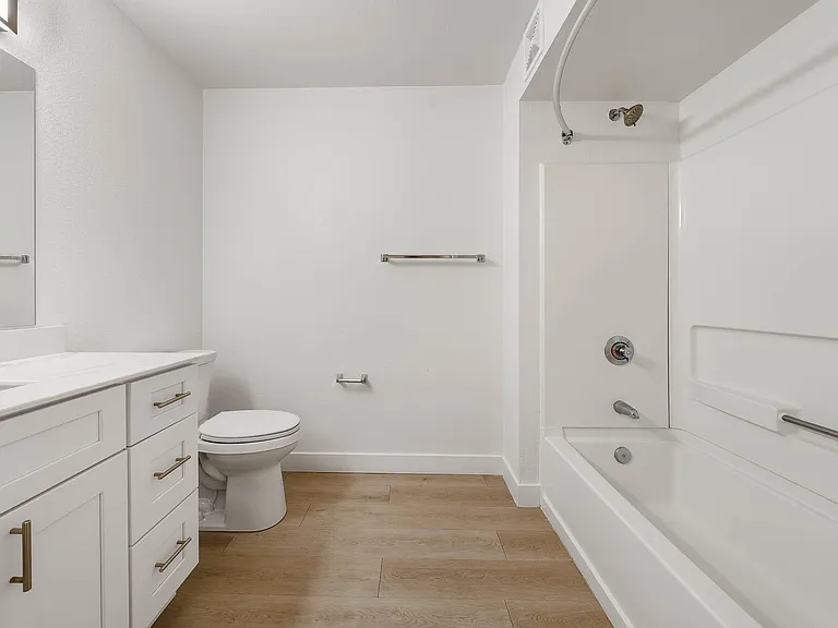 The Colony Apartments — Photo 7