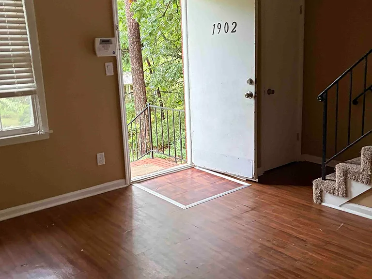 1902 Lyle Dr — Photo 3