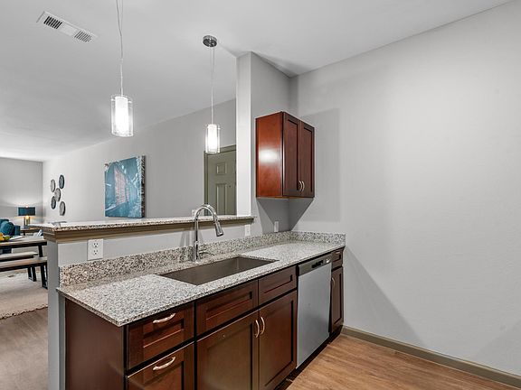 5th image of 304 Caddo St