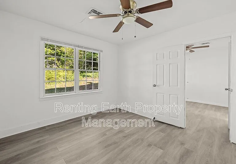 2537 3rd St NE — Photo 9