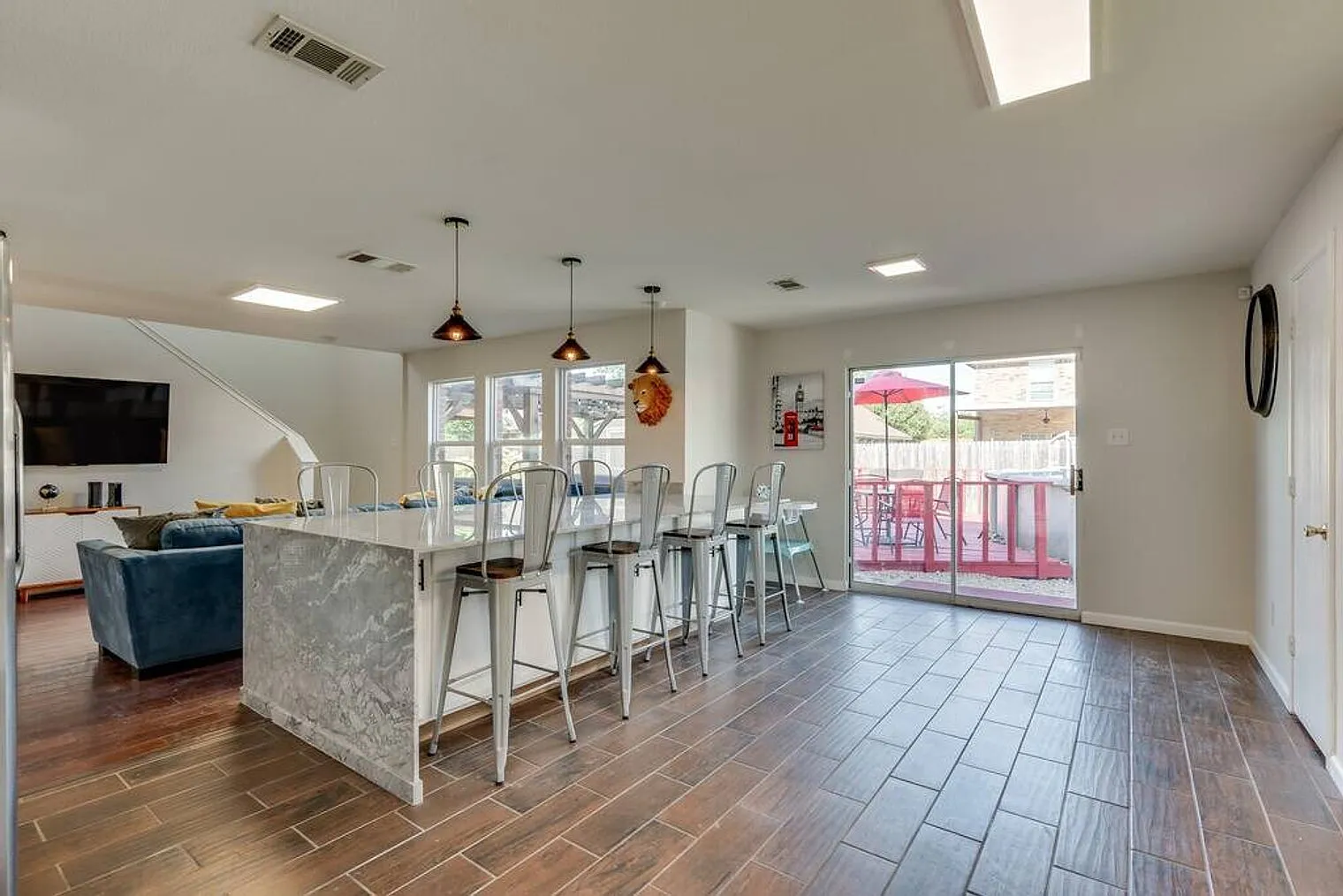 5 bed, 2.0 bath, 2325 sqft, $7,795 — Photo 4