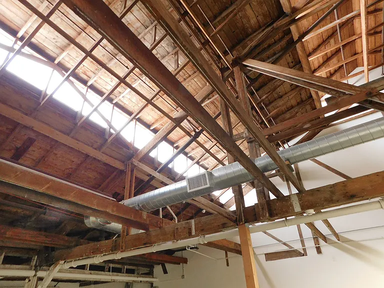 E Commercial St — Photo 13