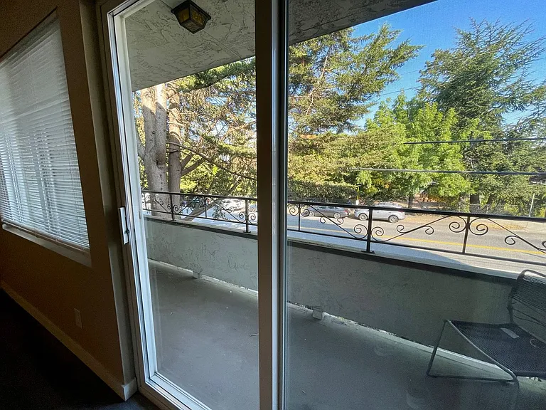 Spacious unit nestled across from Bitterlake Park & Lake, walk to shops and stores! — Photo 13