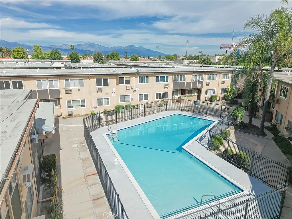 2 bed, 742 sqft, $2,100 — Photo 4