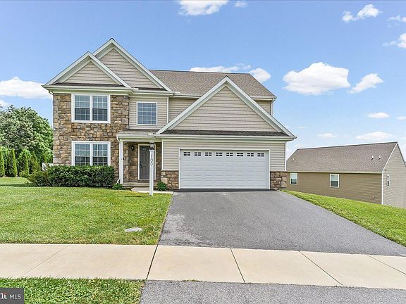 2nd image of 100 Magnolia Ln