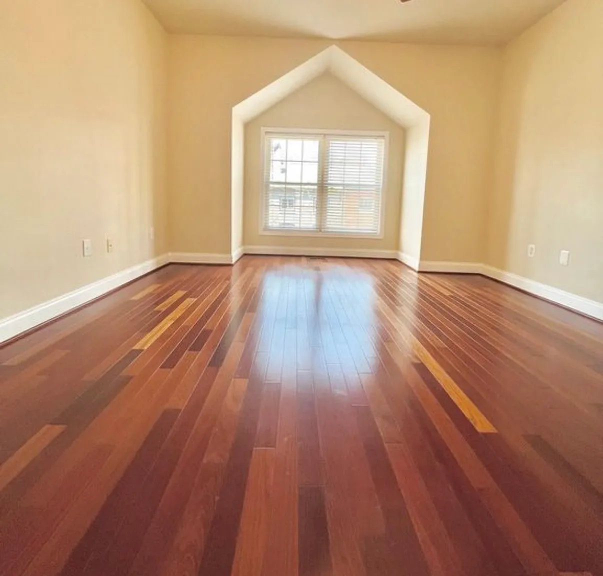 4 bed, 4.5 bath, 2205 sqft, $4,000 — Photo 3