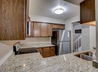 1061 Regent Rd, Oconomowoc, WI 53066