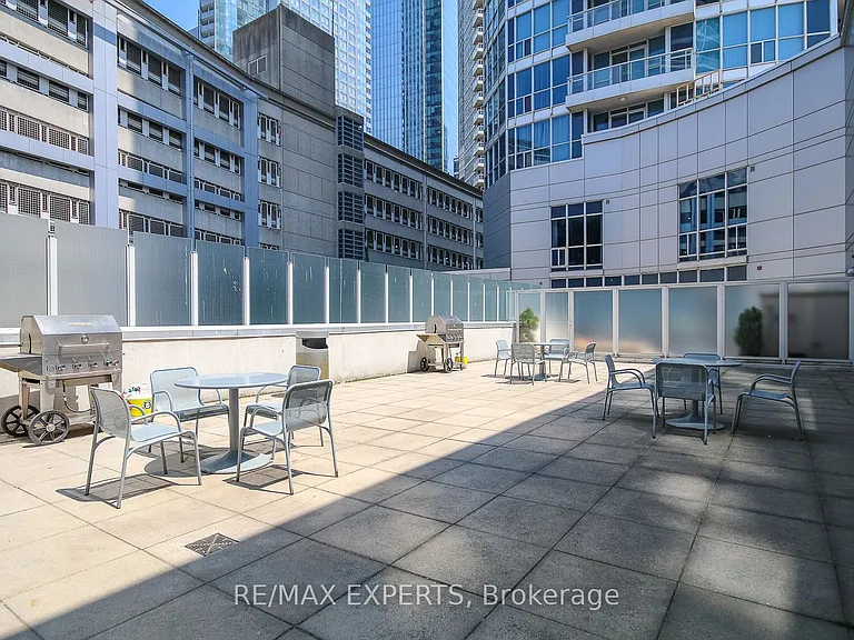 208 Queens Quay W #2011 — Photo 38