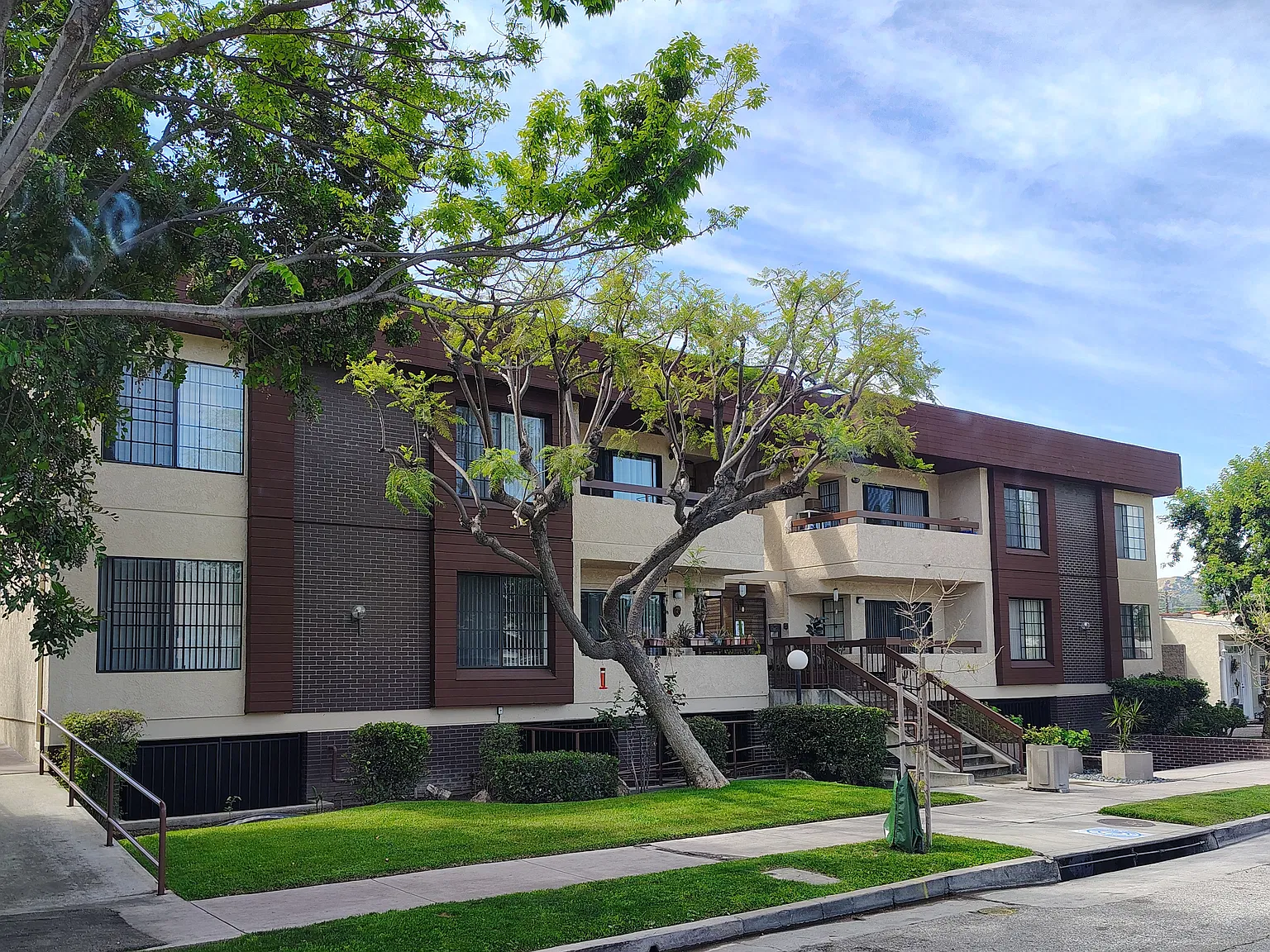 2 bed, 950 sqft, $2,595 — Photo 1