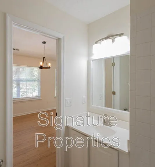 405 Lakeview Ct — Photo 20