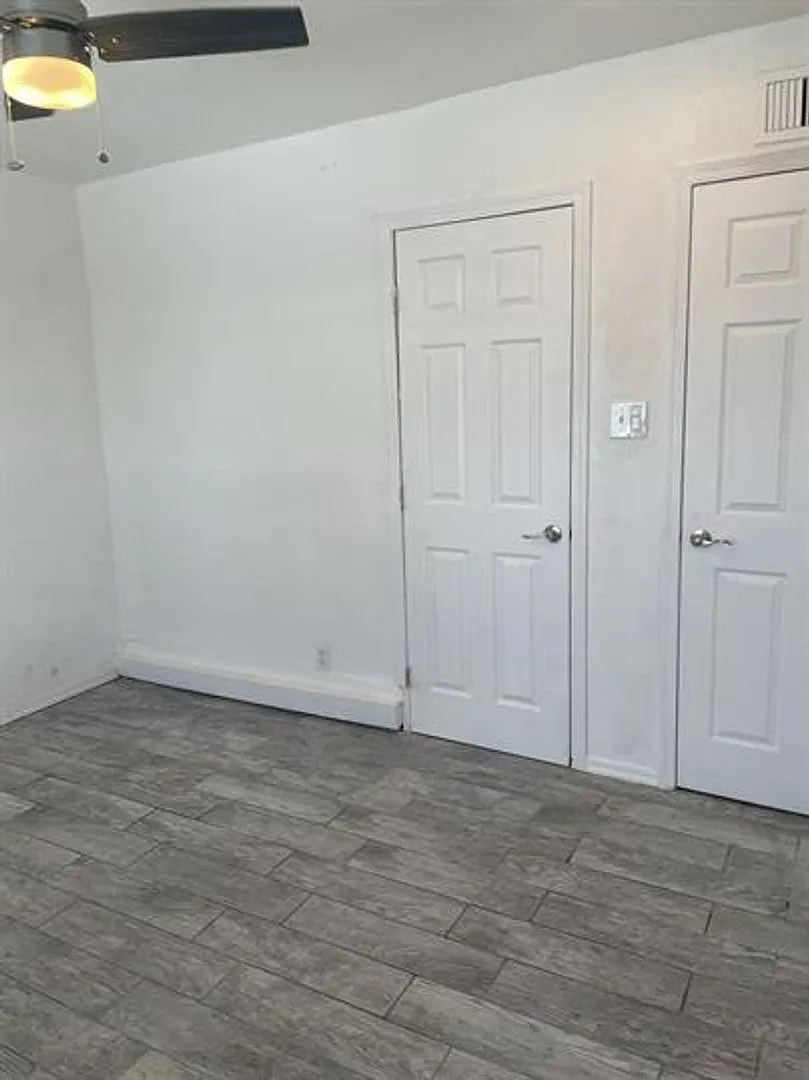 Cute 2 Bedroom Cottage. Minutes to UofA — Photo 3