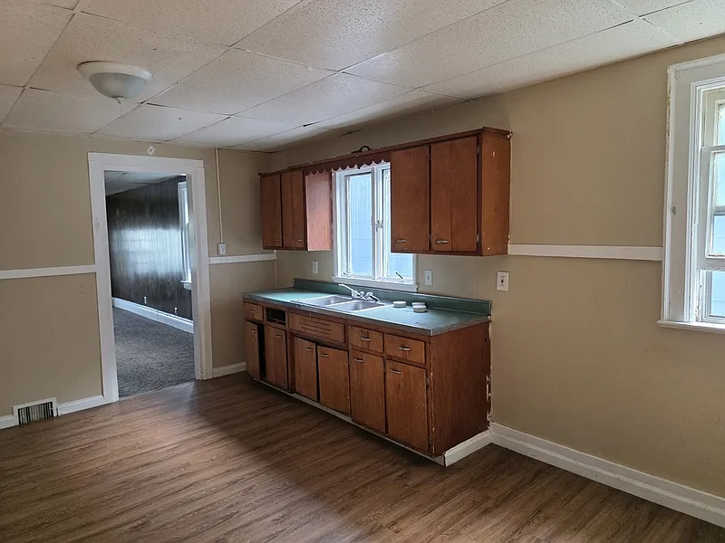 3 bed, 1.0 bath, 1100 sqft, $1,150 — Photo 3