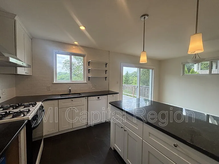 2929 Terrace Dr — Photo 6