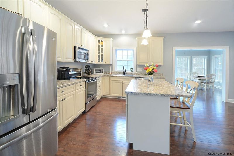 5th image of 89 Lakepointe Way