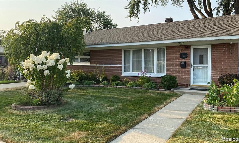 1st image of 1137 E Barrett Ave
