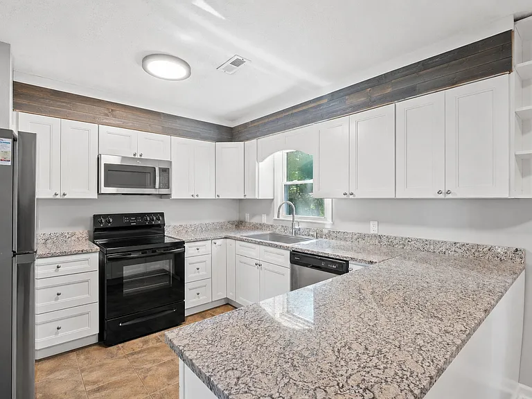 604 Rusty Rd — Photo 2