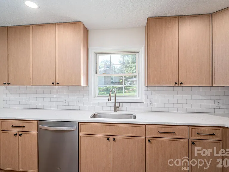 2020 Helen Dr — Photo 10