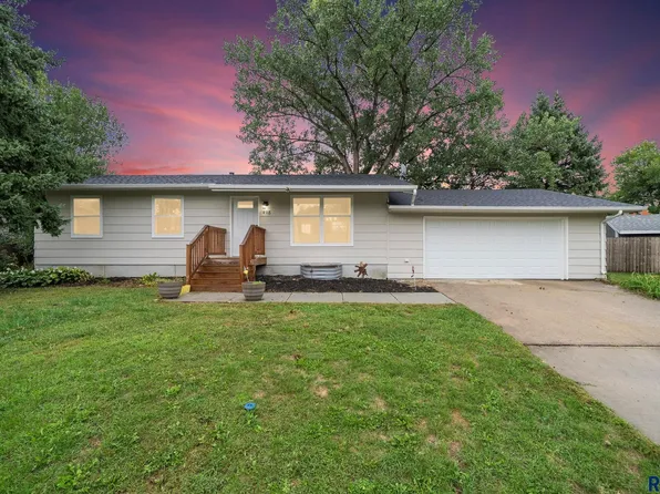 418 Regal Cir, Crooks, SD 57020