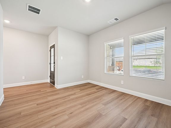 4th image of 401 Loch Dr