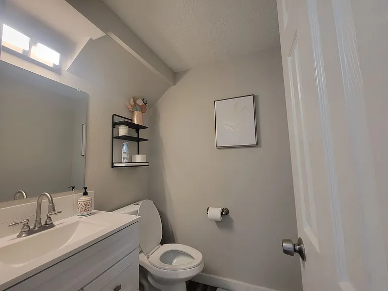 Newly Renovated Townhouse - Pet Friendly!! — Photo 12
