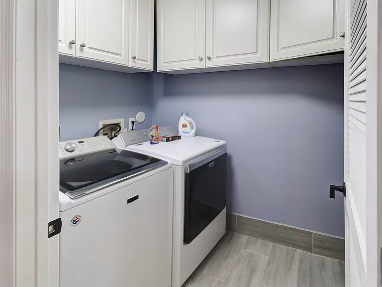 615 NE 15th Pl — Photo 25