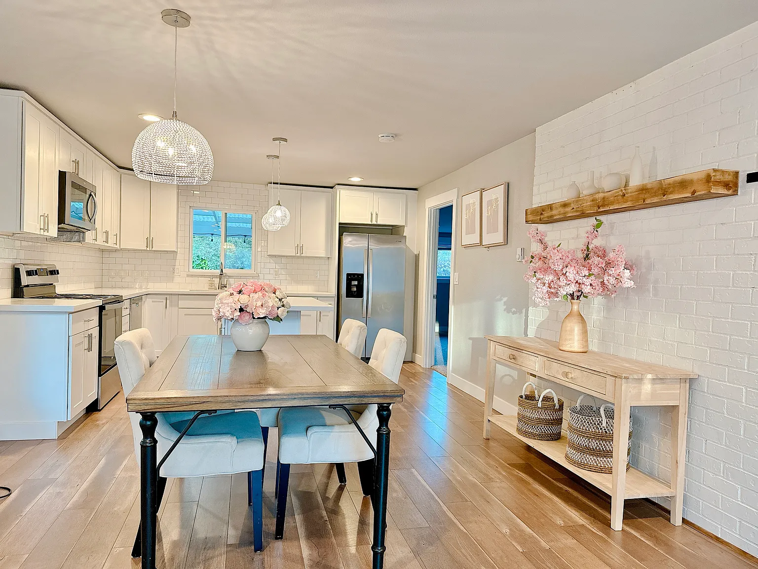 3 bed, 1200 sqft, $2,990 — Photo 2