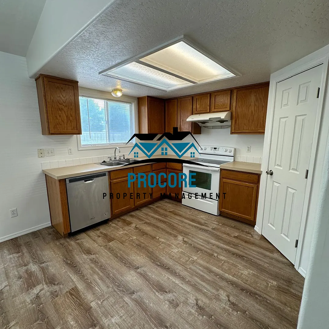 Three bedroom/2 bathrooms, Bonus room ready to be yours. — Photo 4