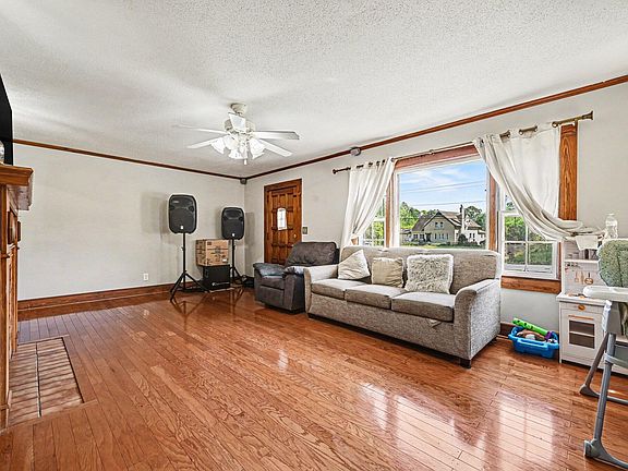 3rd image of 211 Harden St
