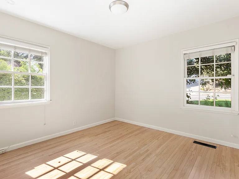 982 Athens St — Photo 35