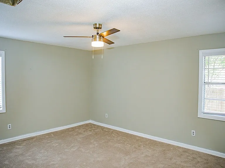 608 Holiday St — Photo 9