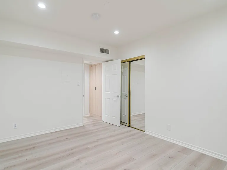 323 N Louise St #A — Photo 10