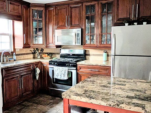 3rd image of 1048 Saint Charles Ave NE