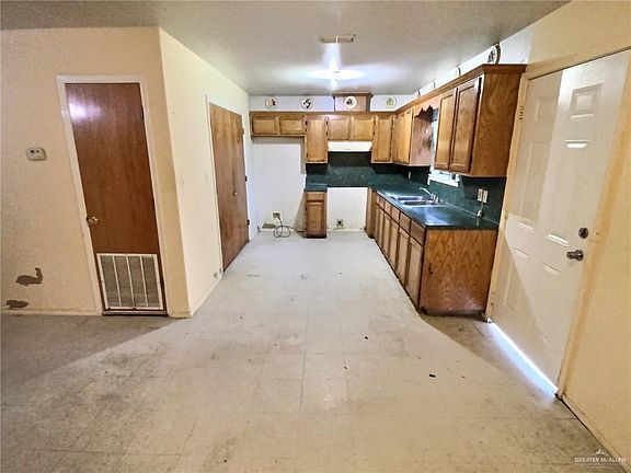 3rd image of 703 E Kuhn St