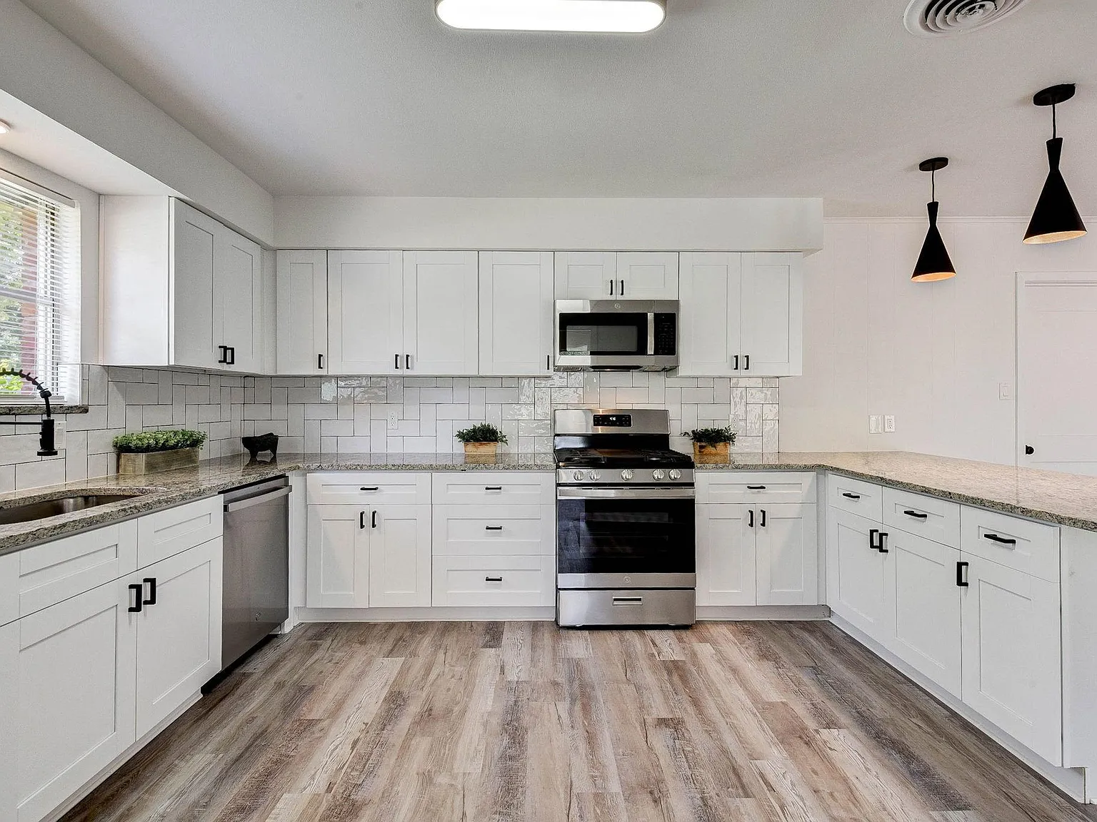3 bed, 2.0 bath, 2180 sqft, $2,650 — Photo 3