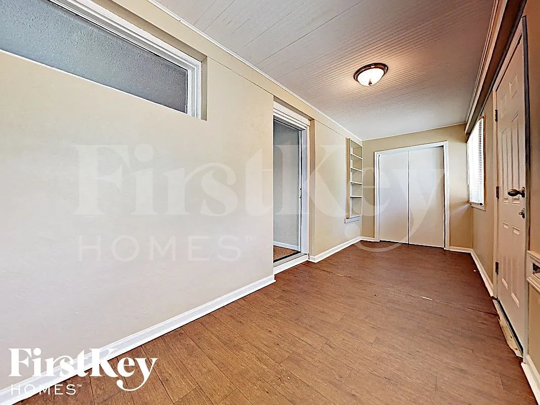 3 bed, 1.0 bath, 1092 sqft, $2,385 — Photo 2