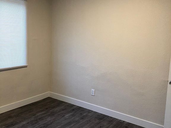 4th image of 253 E 15th St