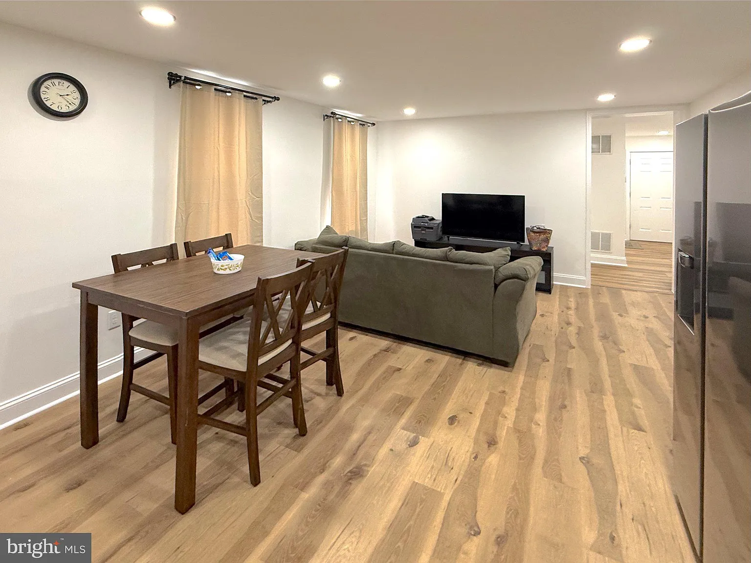 3 bed, 1.0 bath, 3319 sqft, $2,100 — Photo 4