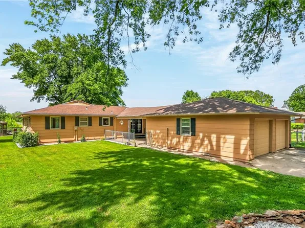 3807 SW Christie Ter, Saint Joseph, MO 64504