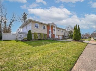 22 Russell Park Rd, Syosset, NY 11791