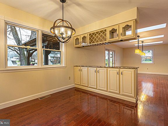 5th image of 18643 Rose Hill Dr SW