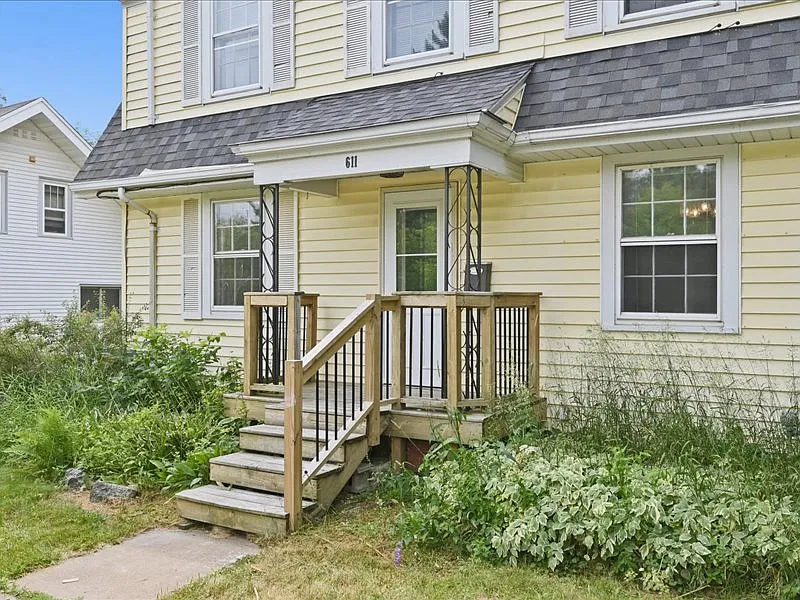 3 bed, 2.0 bath, 1844 sqft, $2,250 — Photo 2