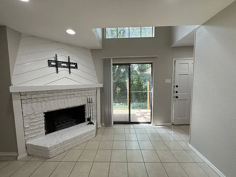 889 Dublin Dr #D — Photo 2