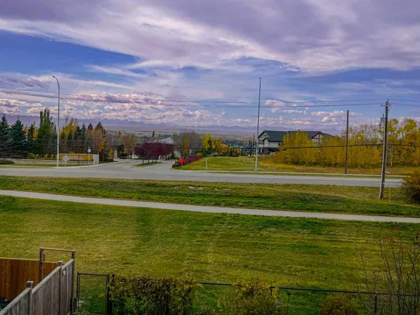 13 E Tuscany Ridge Mews NW, Calgary, AB T3L 3B7