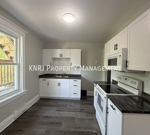 3rd image of 543 Sherbrooke St