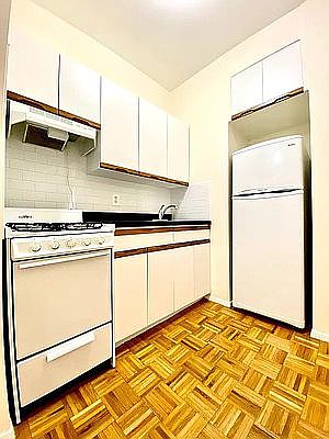 4th image of 503 E 78th St APT 5G